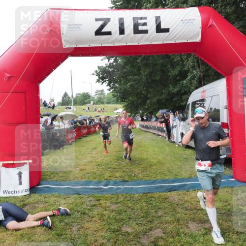 21.06.2025 - 27. Vierlanden-Triathlon MichiJ http://msf.ph/oto/8045418 15.06.2026 13:52:22 Ziel 23, 1112, 1117, 1163 meine-sportfotos.de