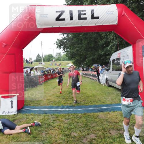 21.06.2025 - 27. Vierlanden-Triathlon MichiJ http://msf.ph/oto/8045422 15.06.2026 13:52:22 Ziel 23, 1112, 1117, 1163 meine-sportfotos.de