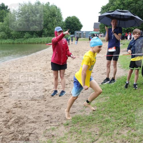 21.06.2025 - 27. Vierlanden-Triathlon Lena Gebhardt http://msf.ph/oto/8045423 15.06.2025 14:47:38 Schwimmen 1334 meine-sportfotos.de