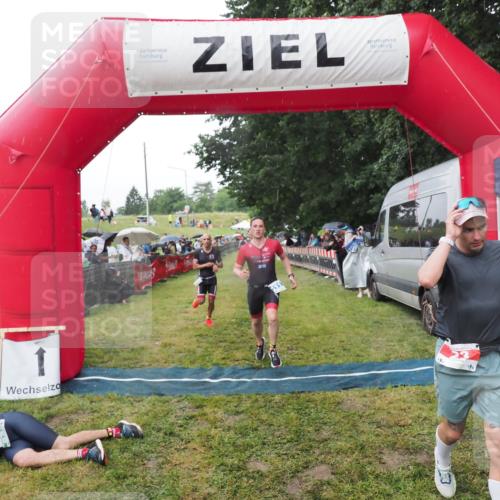 21.06.2025 - 27. Vierlanden-Triathlon MichiJ http://msf.ph/oto/8045424 15.06.2026 13:52:22 Ziel 23, 1112, 1117, 1163 meine-sportfotos.de