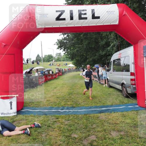 21.06.2025 - 27. Vierlanden-Triathlon MichiJ http://msf.ph/oto/8045440 15.06.2026 13:52:31 Ziel 776 meine-sportfotos.de