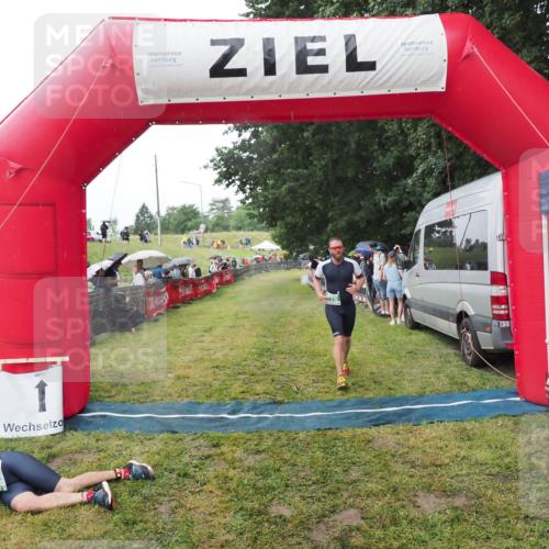 21.06.2025 - 27. Vierlanden-Triathlon MichiJ http://msf.ph/oto/8045444 15.06.2026 13:52:31 Ziel 776 meine-sportfotos.de