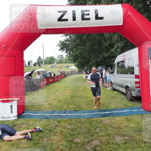 21.06.2025 - 27. Vierlanden-Triathlon MichiJ http://msf.ph/oto/8045448 15.06.2026 13:52:31 Ziel 776 meine-sportfotos.de