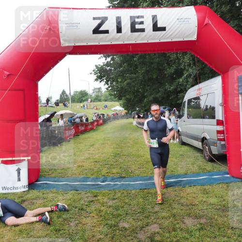 21.06.2025 - 27. Vierlanden-Triathlon MichiJ http://msf.ph/oto/8045458 15.06.2026 13:52:32 Ziel 776 meine-sportfotos.de