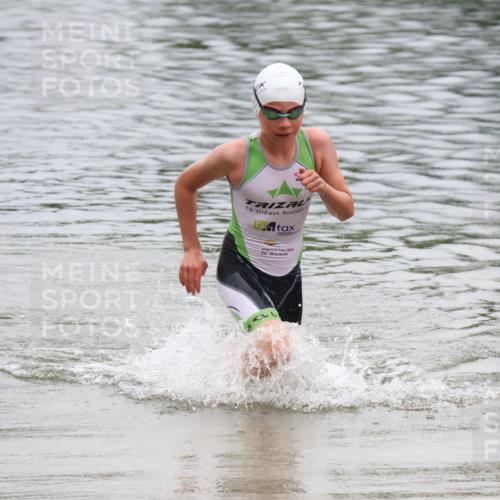 21.06.2025 - 27. Vierlanden-Triathlon Lena Gebhardt http://msf.ph/oto/8045466 15.06.2025 14:50:44 Schwimmen  meine-sportfotos.de