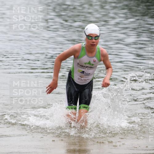 21.06.2025 - 27. Vierlanden-Triathlon Lena Gebhardt http://msf.ph/oto/8045470 15.06.2025 14:50:45 Schwimmen  meine-sportfotos.de