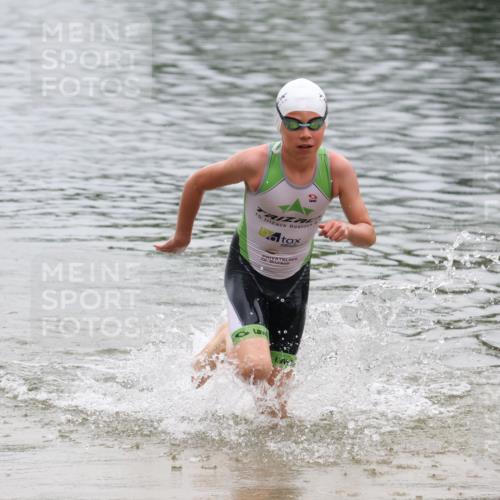 21.06.2025 - 27. Vierlanden-Triathlon Lena Gebhardt http://msf.ph/oto/8045475 15.06.2025 14:50:45 Schwimmen  meine-sportfotos.de