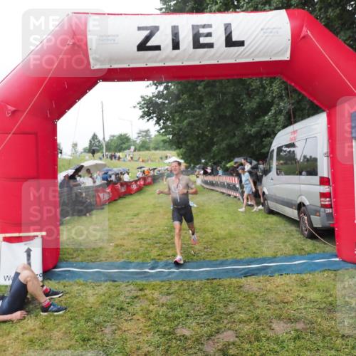 21.06.2025 - 27. Vierlanden-Triathlon MichiJ http://msf.ph/oto/8045485 15.06.2026 13:52:42 Ziel 1123, 1140 meine-sportfotos.de