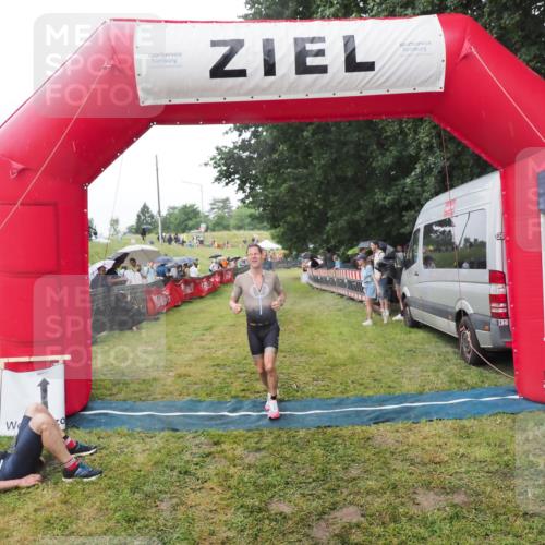 21.06.2025 - 27. Vierlanden-Triathlon MichiJ http://msf.ph/oto/8045489 15.06.2026 13:52:42 Ziel 1123, 1140 meine-sportfotos.de