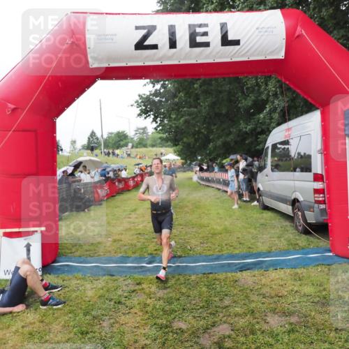 21.06.2025 - 27. Vierlanden-Triathlon MichiJ http://msf.ph/oto/8045491 15.06.2026 13:52:43 Ziel 1123, 1140 meine-sportfotos.de