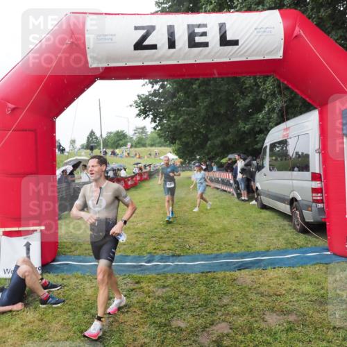 21.06.2025 - 27. Vierlanden-Triathlon MichiJ http://msf.ph/oto/8045495 15.06.2026 13:52:43 Ziel 1123, 1140 meine-sportfotos.de