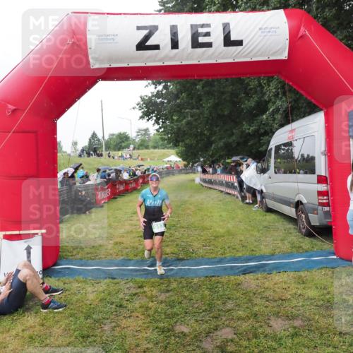 21.06.2025 - 27. Vierlanden-Triathlon MichiJ http://msf.ph/oto/8045533 15.06.2026 13:52:51 Ziel 913, 1140 meine-sportfotos.de