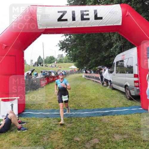 21.06.2025 - 27. Vierlanden-Triathlon MichiJ http://msf.ph/oto/8045537 15.06.2026 13:52:51 Ziel 913, 1140 meine-sportfotos.de