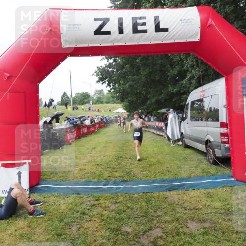 21.06.2025 - 27. Vierlanden-Triathlon MichiJ http://msf.ph/oto/8045548 15.06.2026 13:53:05 Ziel 1130, 1161 meine-sportfotos.de