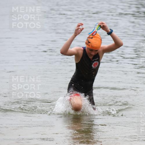 21.06.2025 - 27. Vierlanden-Triathlon Lena Gebhardt http://msf.ph/oto/8045553 15.06.2025 14:50:52 Schwimmen  meine-sportfotos.de