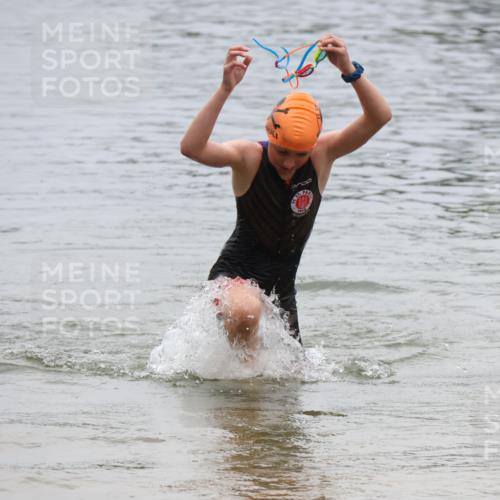 21.06.2025 - 27. Vierlanden-Triathlon Lena Gebhardt http://msf.ph/oto/8045557 15.06.2025 14:50:52 Schwimmen  meine-sportfotos.de