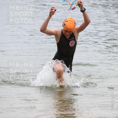 21.06.2025 - 27. Vierlanden-Triathlon Lena Gebhardt http://msf.ph/oto/8045561 15.06.2025 14:50:52 Schwimmen  meine-sportfotos.de