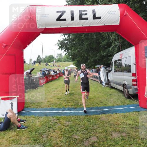 21.06.2025 - 27. Vierlanden-Triathlon MichiJ http://msf.ph/oto/8045566 15.06.2026 13:53:09 Ziel 48, 1128, 1130, 1161 meine-sportfotos.de