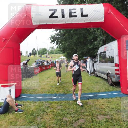 21.06.2025 - 27. Vierlanden-Triathlon MichiJ http://msf.ph/oto/8045570 15.06.2026 13:53:09 Ziel 48, 1128, 1130, 1161 meine-sportfotos.de