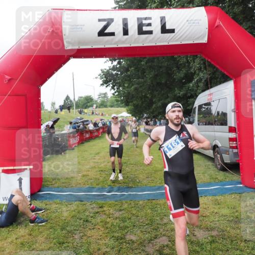 21.06.2025 - 27. Vierlanden-Triathlon MichiJ http://msf.ph/oto/8045579 15.06.2026 13:53:10 Ziel 48, 1128, 1130, 1161 meine-sportfotos.de