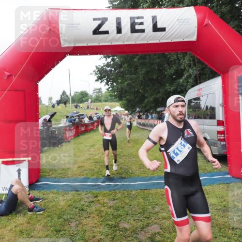 21.06.2025 - 27. Vierlanden-Triathlon MichiJ http://msf.ph/oto/8045581 15.06.2026 13:53:10 Ziel 48, 1128, 1130, 1161 meine-sportfotos.de