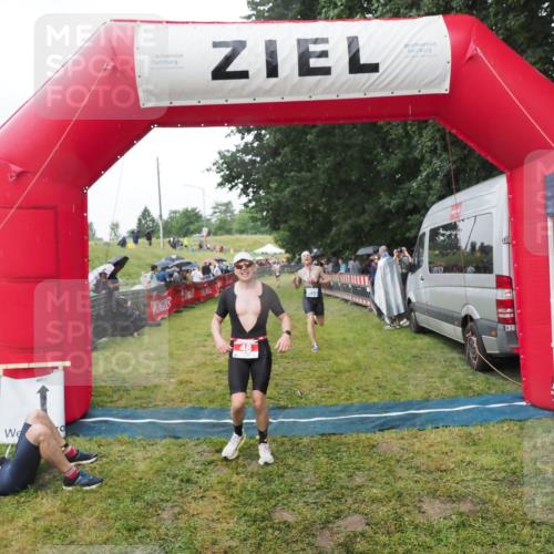 21.06.2025 - 27. Vierlanden-Triathlon MichiJ http://msf.ph/oto/8045587 15.06.2026 13:53:11 Ziel 48, 1128, 1130, 1161 meine-sportfotos.de
