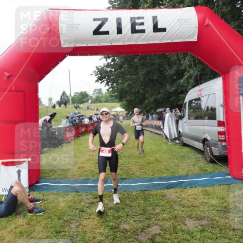 21.06.2025 - 27. Vierlanden-Triathlon MichiJ http://msf.ph/oto/8045589 15.06.2026 13:53:11 Ziel 48, 1128, 1130, 1161 meine-sportfotos.de