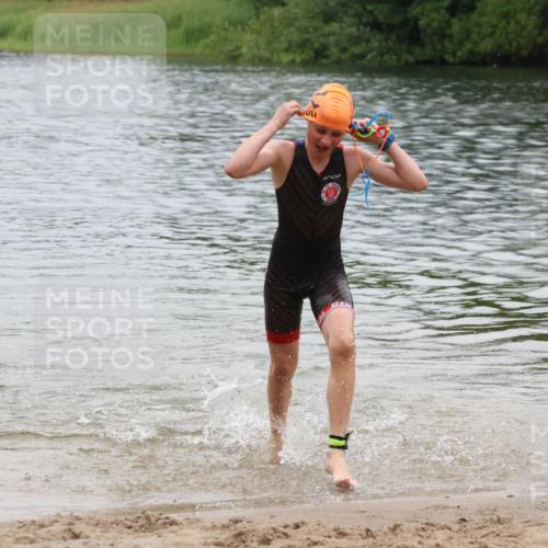 21.06.2025 - 27. Vierlanden-Triathlon Lena Gebhardt http://msf.ph/oto/8045592 15.06.2025 14:50:54 Schwimmen  meine-sportfotos.de