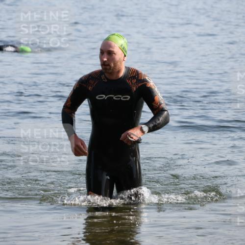 15.06.2025 - 27. Vierlanden-Triathlon Lena Gebhardt http://msf.ph/oto/8045605 15.06.2025 08:40:09 Schwimmen 67, 82 meine-sportfotos.de