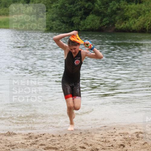21.06.2025 - 27. Vierlanden-Triathlon Lena Gebhardt http://msf.ph/oto/8045607 15.06.2025 14:50:55 Schwimmen  meine-sportfotos.de