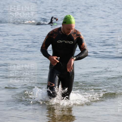 15.06.2025 - 27. Vierlanden-Triathlon Lena Gebhardt http://msf.ph/oto/8045613 15.06.2025 08:40:11 Schwimmen 67, 82 meine-sportfotos.de