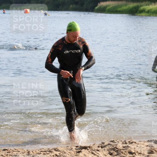 15.06.2025 - 27. Vierlanden-Triathlon Lena Gebhardt http://msf.ph/oto/8045616 15.06.2025 08:40:13 Schwimmen 67, 82 meine-sportfotos.de