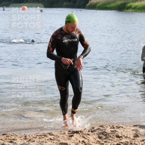 15.06.2025 - 27. Vierlanden-Triathlon Lena Gebhardt http://msf.ph/oto/8045624 15.06.2025 08:40:13 Schwimmen 67, 82 meine-sportfotos.de