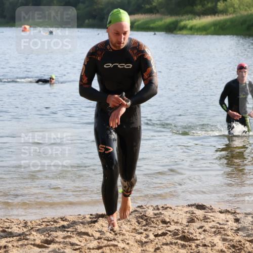 15.06.2025 - 27. Vierlanden-Triathlon Lena Gebhardt http://msf.ph/oto/8045633 15.06.2025 08:40:14 Schwimmen 67, 82 meine-sportfotos.de