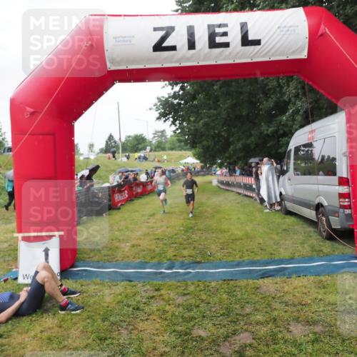 21.06.2025 - 27. Vierlanden-Triathlon MichiJ http://msf.ph/oto/8045638 15.06.2026 13:53:28 Ziel 115, 885, 957 meine-sportfotos.de