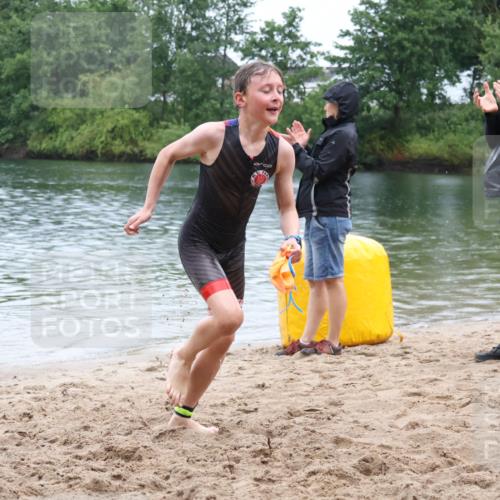 21.06.2025 - 27. Vierlanden-Triathlon Lena Gebhardt http://msf.ph/oto/8045639 15.06.2025 14:50:56 Schwimmen  meine-sportfotos.de