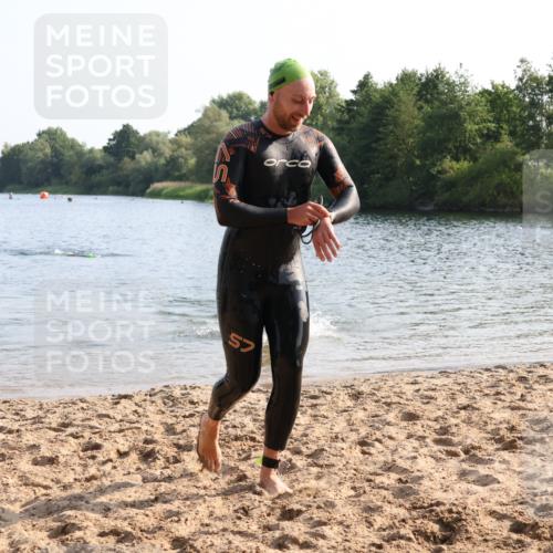 15.06.2025 - 27. Vierlanden-Triathlon Lena Gebhardt http://msf.ph/oto/8045645 15.06.2025 08:40:16 Schwimmen 67, 82 meine-sportfotos.de
