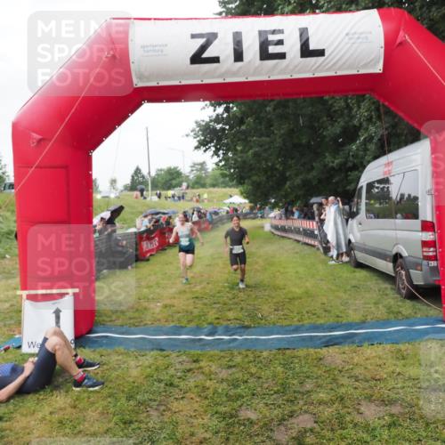 21.06.2025 - 27. Vierlanden-Triathlon MichiJ http://msf.ph/oto/8045648 15.06.2026 13:53:28 Ziel 115, 885, 957 meine-sportfotos.de