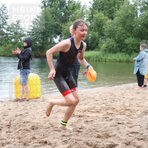 21.06.2025 - 27. Vierlanden-Triathlon Lena Gebhardt http://msf.ph/oto/8045651 15.06.2025 14:50:57 Schwimmen  meine-sportfotos.de