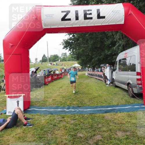 21.06.2025 - 27. Vierlanden-Triathlon MichiJ http://msf.ph/oto/8045668 15.06.2026 13:53:39 Ziel 653 meine-sportfotos.de
