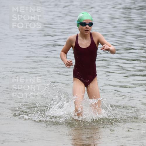 21.06.2025 - 27. Vierlanden-Triathlon Lena Gebhardt http://msf.ph/oto/8045674 15.06.2025 14:51:11 Schwimmen  meine-sportfotos.de