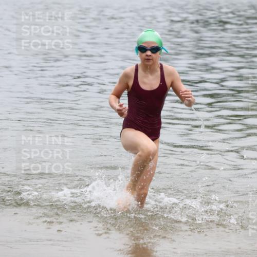 21.06.2025 - 27. Vierlanden-Triathlon Lena Gebhardt http://msf.ph/oto/8045678 15.06.2025 14:51:11 Schwimmen  meine-sportfotos.de