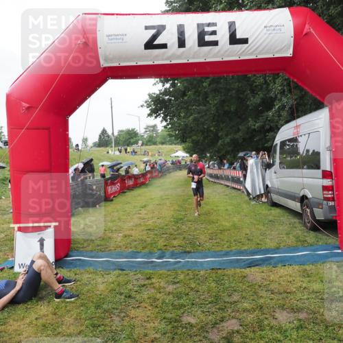 21.06.2025 - 27. Vierlanden-Triathlon MichiJ http://msf.ph/oto/8045685 15.06.2026 13:53:43 Ziel 653, 1155 meine-sportfotos.de