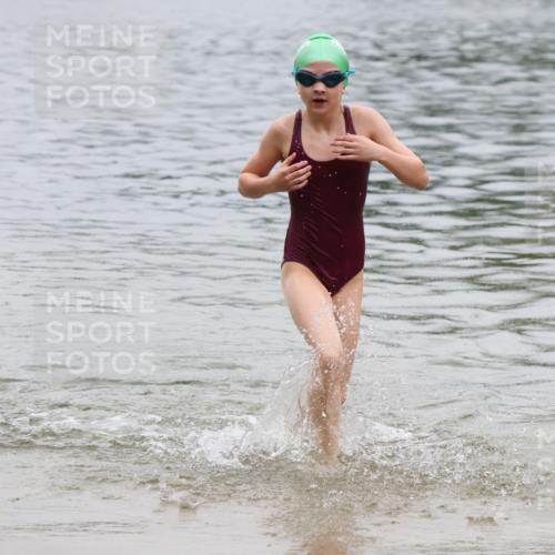 21.06.2025 - 27. Vierlanden-Triathlon Lena Gebhardt http://msf.ph/oto/8045686 15.06.2025 14:51:12 Schwimmen  meine-sportfotos.de