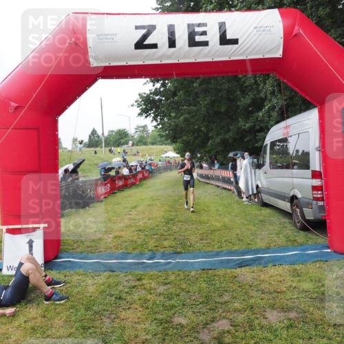 21.06.2025 - 27. Vierlanden-Triathlon MichiJ http://msf.ph/oto/8045689 15.06.2026 13:53:55 Ziel 1143 meine-sportfotos.de