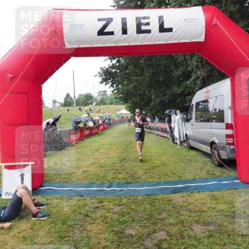 21.06.2025 - 27. Vierlanden-Triathlon MichiJ http://msf.ph/oto/8045695 15.06.2026 13:53:55 Ziel 1143 meine-sportfotos.de