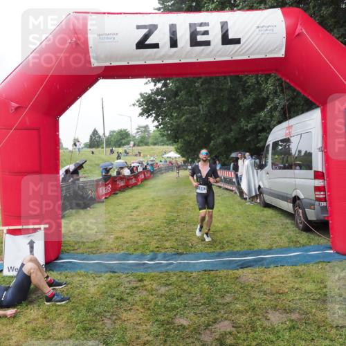 21.06.2025 - 27. Vierlanden-Triathlon MichiJ http://msf.ph/oto/8045706 15.06.2026 13:53:56 Ziel 1143 meine-sportfotos.de