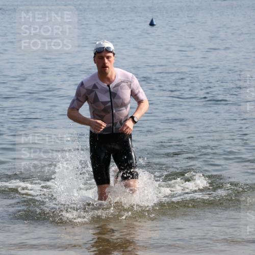 15.06.2025 - 27. Vierlanden-Triathlon Lena Gebhardt http://msf.ph/oto/8045707 15.06.2025 08:40:30 Schwimmen 7 meine-sportfotos.de