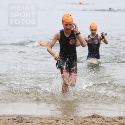 21.06.2025 - 27. Vierlanden-Triathlon Lena Gebhardt http://msf.ph/oto/8045721 15.06.2025 14:51:16 Schwimmen  meine-sportfotos.de