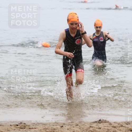 21.06.2025 - 27. Vierlanden-Triathlon Lena Gebhardt http://msf.ph/oto/8045725 15.06.2025 14:51:16 Schwimmen  meine-sportfotos.de